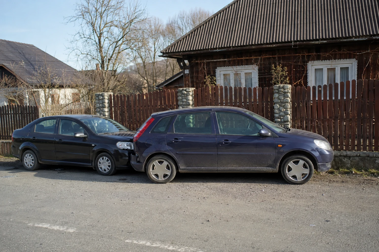 Accident cu pagube la Moisei: autoturism proiectat în gardul unei case