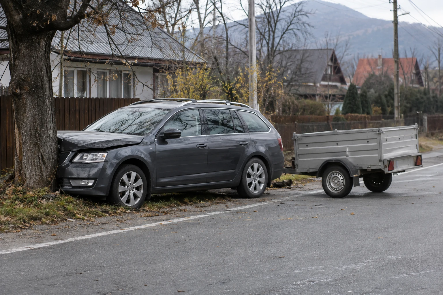 Accident la Vișeu de Sus: coliziune cu remorca, apoi cu un copac — o rănită